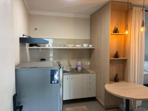 伊瓜苏Ravello Residencial - Próximo ao Paraguai e Centro de Foz do Iguaçu的一间带冰箱和桌子的小厨房