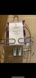 una estantería con tres velas y un cartel. en غرفة بدورة مياة بدخول ذاتي, en Al Kharj