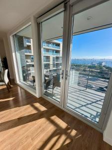 Zimmer mit großen Glasschiebetüren und Aussicht in der Unterkunft Lavender-modern 2 bed apartment with water view in San Diego