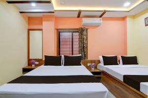 Postel nebo postele na pokoji v ubytování Collection O Asian Highway Near Agrasen Hospital Siliguri Formerly Ashiyana Homestay