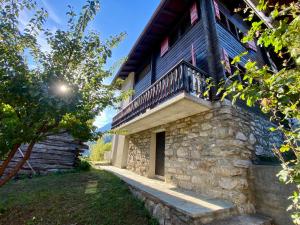 a stone building with a balcony on it at Castanea VIVA in Breiten