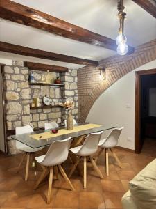 Posezení v ubytování Deattellis House accogliente mansarda in palazzo storico