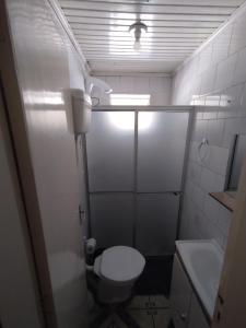 Pântano GrandeにあるChalé 138のトイレと洗面台のある小さなバスルーム