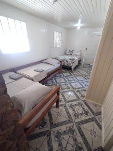 Pântano GrandeにあるChalé 138のタイルフロアの客室で、ベッド2台が備わります。