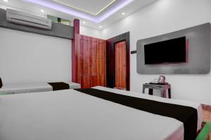 TV a/nebo společenská místnost v ubytování Hotel O Raj Mahal INN + 18 fotografií