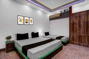 Postel nebo postele na pokoji v ubytování Hotel O Raj Mahal INN