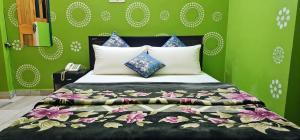 Postel nebo postele na pokoji v ubytování Banjara House n Cafe