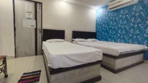 Ένα ή περισσότερα κρεβάτια σε δωμάτιο στο Collection O Saltlake Aadhar Office Formerly A&M Regency +7 φωτογραφίες