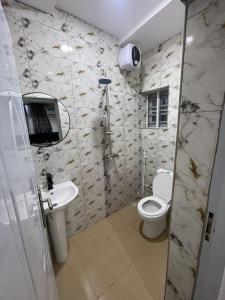 Koupelna v ubytování Continent + 5 fotografií