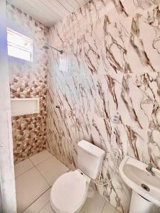 une salle de bains avec toilettes et lavabo dans l'établissement Apartamento mobiliado - Próximo ao Estádio Olímpico do Mangueirão, à Belém