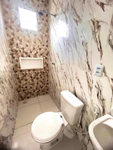 une salle de bains avec toilettes et lavabo dans l'établissement Apartamento mobiliado - Próximo ao Estádio Olímpico do Mangueirão, à Belém 1 autre photo