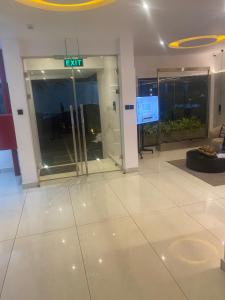 un hall d'ascenseur avec un panneau de sortie dans un bâtiment dans l'établissement Belrose Place Studio Apartment, à Accra 31 autres photos
