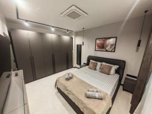 een slaapkamer met een bed en een televisie. bij Апартамент Александровска in Boergas