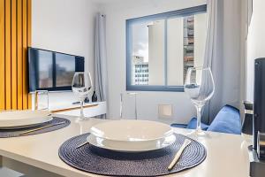 a dining table with two glasses and a television at BRIG903 - Apartamento Av Brigadeiro Próximo à Paulista, Bela Vista in Sao Paulo
