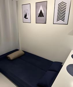 a bed in a room with pictures on the wall at BRIG903 - Apartamento Av Brigadeiro Próximo à Paulista, Bela Vista in Sao Paulo