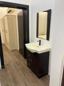 Et badeværelse på شقة فاخرة غرفة ماستر مع صالة