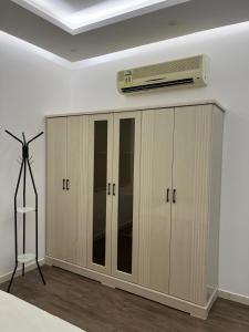 ein großer Schrank mit einer Klimaanlage darauf in der Unterkunft شقة فاخرة غرفة ماستر مع صالة in Ar Rass
