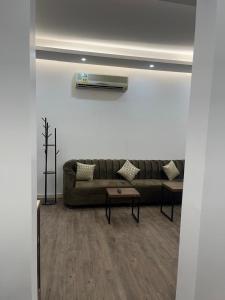 ein Wohnzimmer mit Sofa und Tisch in der Unterkunft شقة فاخرة غرفة ماستر مع صالة in Ar Rass