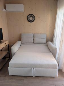 Cama en habitación con reloj en la pared en Localodge, en Caves 6 fotos más