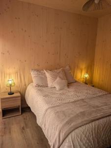 Un dormitorio con una cama grande con dos lámparas. en Localodge, en Caves