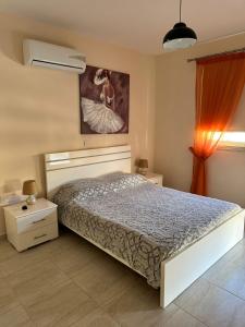een slaapkamer met een bed en een schilderij aan de muur bij Royal Seacrest F 103 in Paphos City