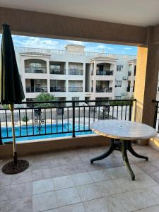 Bazén v ubytování Royal Seacrest F 103 nebo v jeho okolí + 5 fotografií