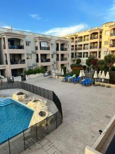 Bazén v ubytování Royal Seacrest F 103 nebo v jeho okolí