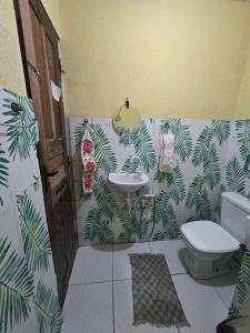 Un baño de Aluguel de Quarto Triplo a 5 minutos do aeroporto e 9 minutos do terminal rodoviario