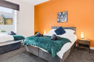 En eller flere senge i et værelse på 2-Bed House - Contractors & Families