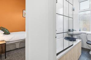 Et badeværelse på 2-Bed House - Contractors & Families + 45 billeder