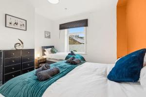 En eller flere senge i et værelse på 2-Bed House - Contractors & Families