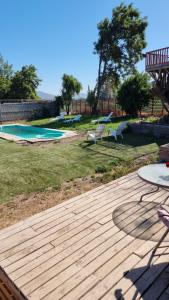 een terras met een picknicktafel en een speeltuin bij Cabañas Venecia in El Monte