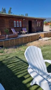 een witte stoel op het gras voor een huis bij Cabañas Venecia in El Monte