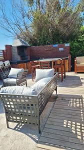 twee banken met kussens erop op een terras bij Cabañas Venecia in El Monte +2 foto's