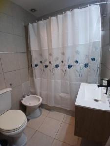 Koupelna v ubytování Triplex La plata para 6 personas con cochera y parrila + 12 fotografií