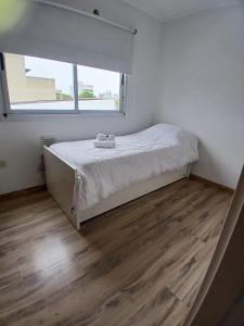 Postel nebo postele na pokoji v ubytování Triplex La plata para 6 personas con cochera y parrila