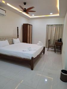 a bedroom with a bed and a ceiling fan at Farm Stay Genome in Jāmb