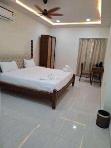 a bedroom with a bed and a ceiling fan at Farm Stay Genome in Jāmb