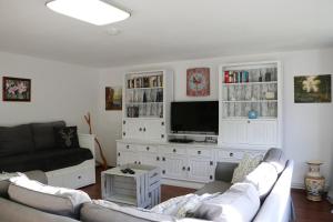 Televiisor ja/või meelelahutuskeskus majutusasutuses Ferienwohnung Sohnrey für 4 Gäste, Titisee-Neustadt +17 fotot