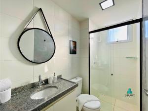 ein Badezimmer mit Waschbecken und Spiegel in der Unterkunft MyPlace Benfica By Holiday Stays in Fortaleza + 20 Fotos