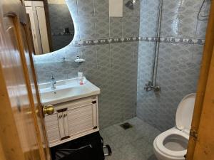 Koupelna v ubytování Al Qamar Hieghts + 8 fotografií
