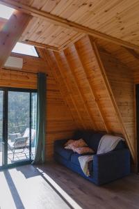 Postel nebo postele na pokoji v ubytování Warm Family Glamping Cabin with Kids Playground