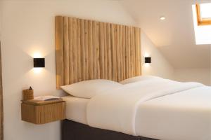 ein Schlafzimmer mit zwei weißen Betten und einem Fenster in der Unterkunft New ! Sublime loft, Spa & Sauna, Place des Vosges in Épinal