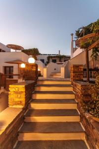 eine Treppe, die zu einem Haus führt in der Unterkunft Anemomilos Beach hotel in Agia Anna + 206 Fotos