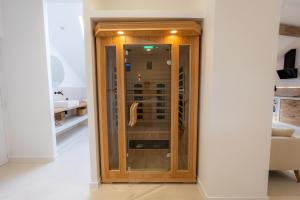 ein Bad mit einer Glastür in einem Zimmer in der Unterkunft New ! Sublime loft, Spa & Sauna, Place des Vosges in Épinal