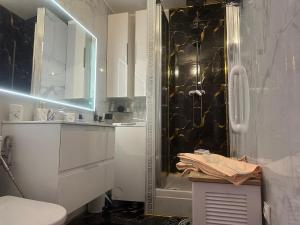 Kúpeľňa v ubytovaní Magnifique studio au coeur du Marais + 32 fotografií