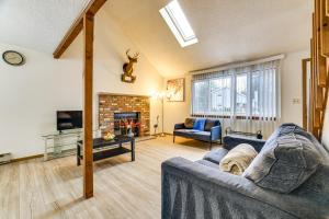 un salon avec un canapé et une cheminée dans l'établissement Ski, Swim and Hike! Family Home in Tobyhanna, à Pocono Country Place