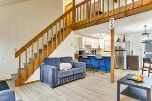 un salon avec un canapé et une table dans l'établissement Ski, Swim and Hike! Family Home in Tobyhanna, à Pocono Country Place