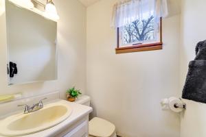 une salle de bain avec un lavabo et des toilettes et une fenêtre dans l'établissement Ski, Swim and Hike! Family Home in Tobyhanna, à Pocono Country Place 22 autres photos