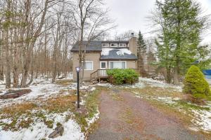 une maison dans la neige avec une route devant elle dans l'établissement Ski, Swim and Hike! Family Home in Tobyhanna, à Pocono Country Place